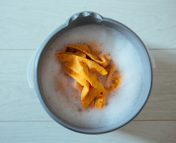 Làm sạch khăn lau bếp: Khăn lau bếp thường xuyên tiếp xúc với dầu mỡ nên rất khó làm sạch sâu. Nếu không muốn vứt bỏ, bạn dùng 3 thìa xà phòng lỏng, 3 thìa baking soda, giấm cùng chút nước ấm trộn đều. Cho khăn vào ngâm chừng 30 phút rồi giặt lại bằng xà phòng, phơi khô.