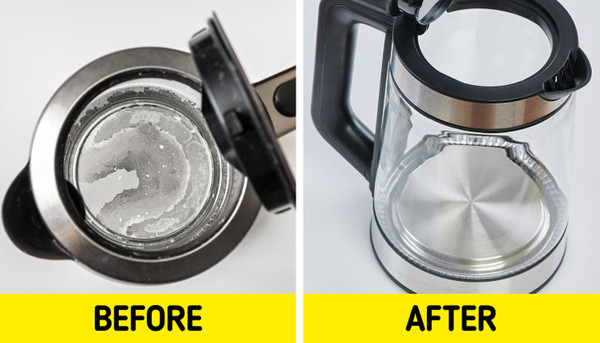 Loại bỏ mảng bám tích tụ: Ấm đun nước dùng lâu sẽ có lớp cặn trắng tích tụ ở đáy. Vết bẩn rất cứng, nếu dùng vật nhọn cạy bỏ sẽ gây xước, hỏng lòng ấm. Để làm sạch, chị em nên tận dụng giấm trắng với nước theo tỷ lệ 1:1, đun sôi trong vài phút. Để nguyên hỗn hợp qua đêm, lòng ấm sẽ thay đổi ngoạn mục.