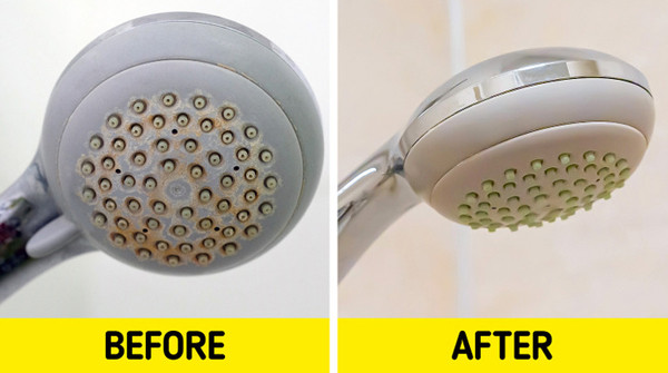 Loại bỏ cặn bám trên vòi sen: Vòi sen thường xuyên xả nước song vẫn có thể lắng cặn, trở nên cáu bẩn. Để làm sạch, bạn không cần tháo các phụ kiện. Hãy tận dụng 1 cốc giấm với nửa cốc nước, nhúng đầu vòi sen trong vài giờ. Dung dịch sẽ giúp làm sạch sâu các ngóc ngách bên trong.