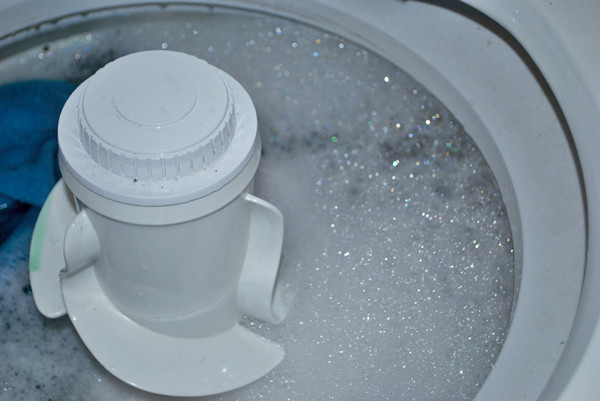 Khử mùi máy giặt: Để làm sạch lồng máy giặt, bạn nên tận dụng baking soda hòa tan với nước, cho vào ngăn chứa nước xả rồi khởi động chế độ giặt mạnh (heavy duty) nhưng không có quần áo. Ngoài ra, bạn có thể đổ 2 cốc giấm vào máy, khởi động chế độ giặt bằng nước ấm.