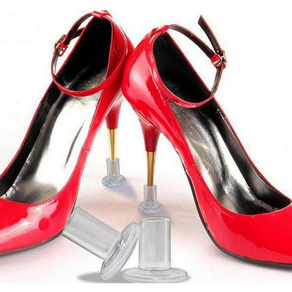 Bảo vệ gót giày: Sẽ rất khó chịu khi đang đi thì gót giày mắc kẹt trên mặt đất. May mắn thay, chúng ta có thể giảm thiểu tình huống oái oăm này bằng bọc gót chất liệu polyvinyl clorua. Trên thị trường, bọc gót được sản xuất với nhiều màu sắc khác nhau, bạn có thể lựa chọn sao cho phù hợp với đôi giày của mình.