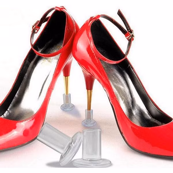 Bảo vệ gót giày: Sẽ rất khó chịu khi đang đi thì gót giày mắc kẹt trên mặt đất. May mắn thay, chúng ta có thể giảm thiểu tình huống oái oăm này bằng bọc gót chất liệu polyvinyl clorua. Trên thị trường, bọc gót được sản xuất với nhiều màu sắc khác nhau, bạn có thể lựa chọn sao cho phù hợp với đôi giày của mình.