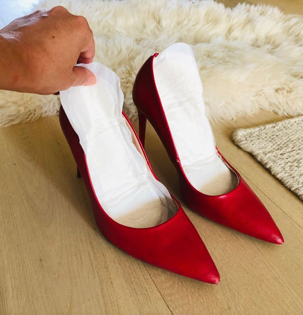 Tận dụng băng vệ sinh để hút ẩm: Giày thường được may kín để giữ nhiệt. Quá trình sử dụng, mồ hôi vùng chân tiết ra khiến giày dễ bị ẩm, sinh mùi khó chịu.