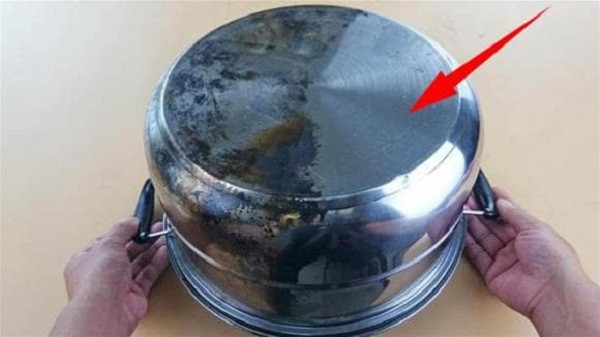 Trường hợp xoong nồi inox chuyển màu ánh xanh, bạn có thể dùng giấm, chanh đổ lên bề mặt, ngâm một lúc rồi tiến hành chà sạch.