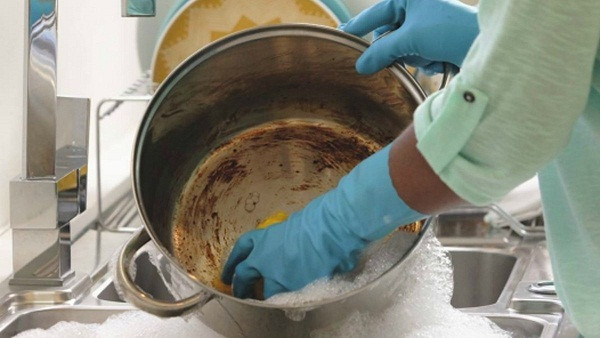 Làm sạch nồi inox. Nồi inox ngày càng được chuộng dùng nhờ dẫn nhiệt tốt, dễ vệ sinh. Vậy nhưng, nồi inox dùng lâu rất dễ bị xỉn màu, có các mảng bám màu vàng. Để làm sáng, chị em có thể trộn 1 phần dầu thực vật, 1 phần nước, 2 phần giấm trắng lắc đều, phun lên bề mặt cần rửa sạch.