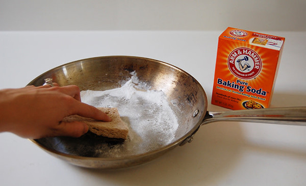 Baking soda được đánh giá là nguyên liệu tuyệt vời để làm sạch xoong nồi không tốn sức. Khi dùng, bạn chà baking soda theo chuyển động tròn trên dụng cụ bị cháy. Để tăng hiệu quả làm sạch, bạn có thể ngâm đồ vật trong nước chanh ấm chừng 30 phút.