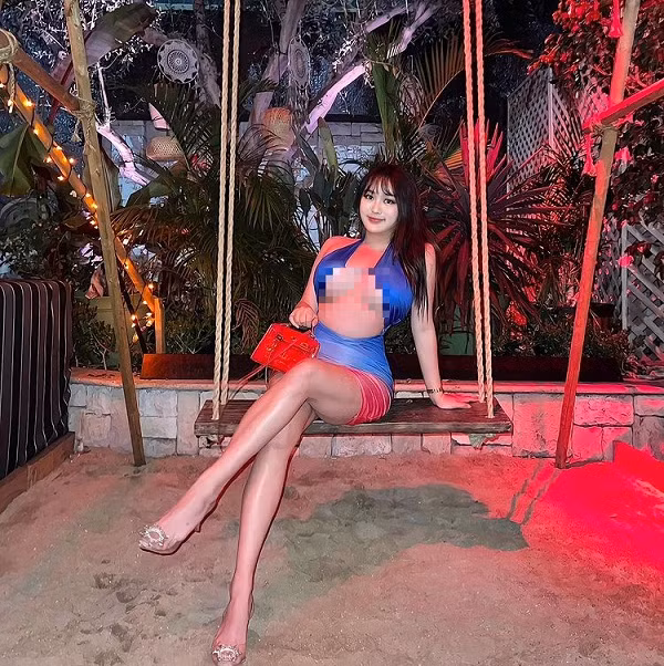 Khi mặc mốt áo 2 vạt chéo chữ X, bạn có thể nhờ tới sự hỗ trợ của các loại áo lót, phụ kiện. Tuy nhiên, chị em nên tránh những loại mút xoài silicon có dáng thông thường (loại ôm sát chân ngực sẽ dễ bị lộ), thay vào đó hãy chọn loại dán đầu ngực hoặc có thiết kế đặc biệt ôm nửa ngực trên.