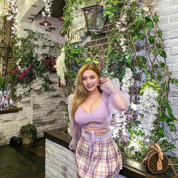 Nhờ ngoại hình nảy nở, Rebecca được nhiều fan đánh giá là người phụ nữ thời đại mới của Trung Quốc. Nếu như những chân dài khác theo đuổi thân hình thanh mảnh thì Rebecca lại tràn đầy sức sống, hấp dẫn nhìn hoài không chán.