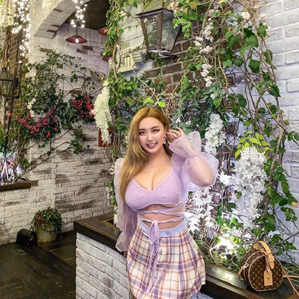 Nhờ ngoại hình nảy nở, Rebecca được nhiều fan đánh giá là người phụ nữ thời đại mới của Trung Quốc. Nếu như những chân dài khác theo đuổi thân hình thanh mảnh thì Rebecca lại tràn đầy sức sống, hấp dẫn nhìn hoài không chán.