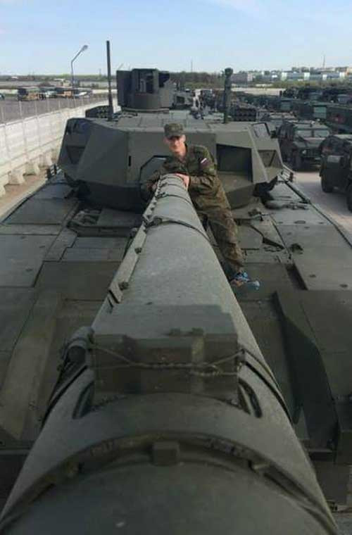 Binh sĩ Nga dùng nòng pháo siêu tăng T-14 Armata làm “gậy tự sướng” là bức ảnh quân sự hài hước tuần qua.