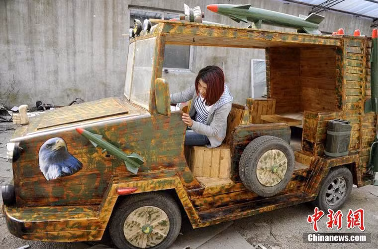 Xe tự chế gắn tên lửa giả do người nông dân Trung Quốc chế tạo.