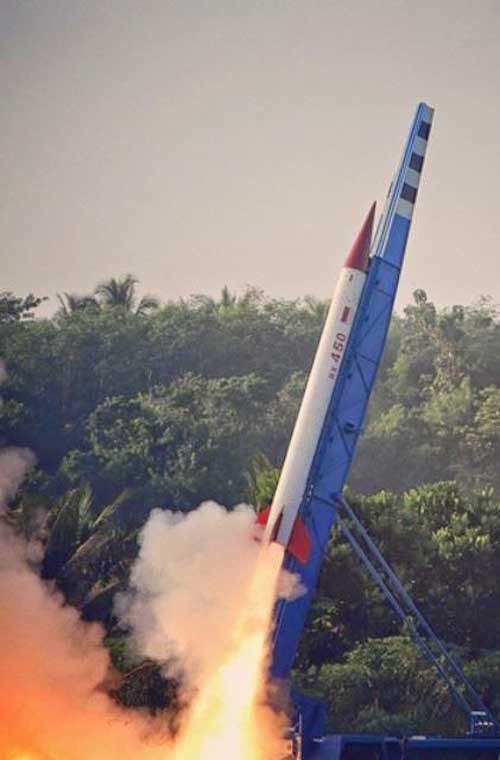 Công nghiệp quốc phòng Indonesia tiếp tục đạt được thành tựu đáng nể khi tuần qua họ đã bắn thử thành công tên lửa RX-450 thử nghiệm. Đây là mẫu thử nghiệm công nghệ trong chương trình đẩy tham vọng phát triển tên lửa mang vệ tinh lên quỹ đạo của Indonesia.