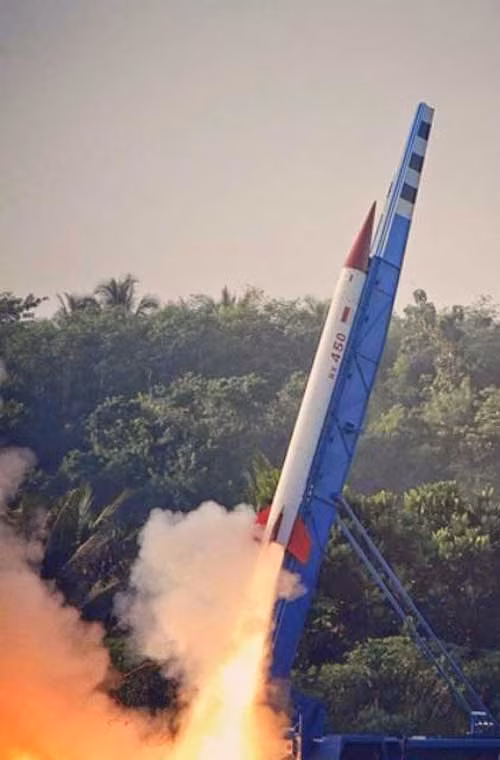 Công nghiệp quốc phòng Indonesia tiếp tục đạt được thành tựu đáng nể khi tuần qua họ đã bắn thử thành công tên lửa RX-450 thử nghiệm. Đây là mẫu thử nghiệm công nghệ trong chương trình đẩy tham vọng phát triển tên lửa mang vệ tinh lên quỹ đạo của Indonesia.