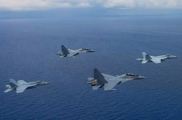 Tiêm kích đa năng Su-30MKM của Không quân Malaysia tập trận chung với các tiêm kích hạm F/A-18 xuất phát từ tàu sân bay USS Carl Vinson (CVN 70) trên Biển Đông.