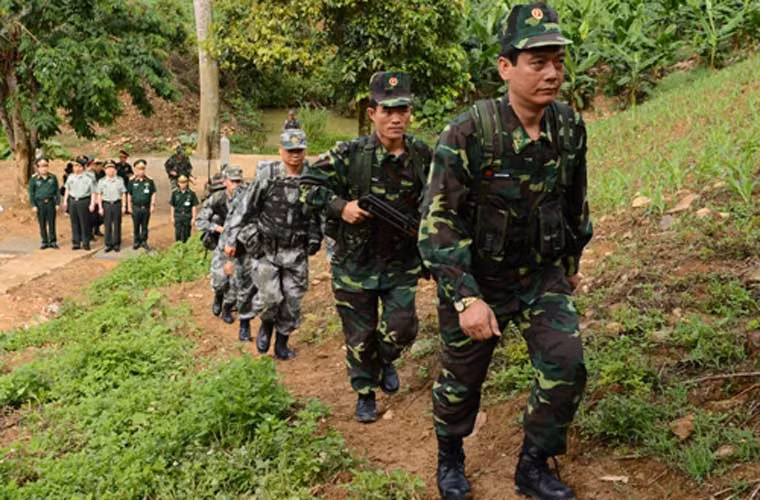  Ảnh quân sự Việt Nam ấn tượng tuần qua - Lực lượng Đồn Biên phòng Bản Lầu (Việt Nam) và Tiểu đoàn Bộ đội biên phòng Nam Khê (Trung Quốc), bắt đầu tiến hành tuần tra song phương lần đầu tiên.