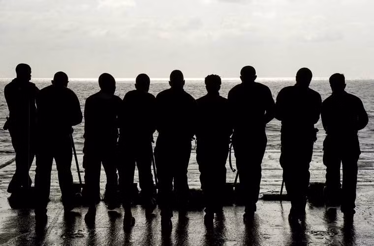 Thủy thủ tàu sân bay USS George Washington (CVN-73) lau chùi sàn boong.