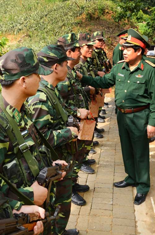 Sáng 16/5, lực lượng biên phòng Việt Nam - Trung Quốc đã thực hiện cuộc tuần tra song phương đầu tiên tai khu vực cột mốc biên giới 112. Đặc biệt hơn, cuộc tuần tra diễn ra dưới sự chứng kiến của hai Bộ trưởng Bộ Quốc phòng cùng đông đảo cán bộ, tướng lĩnh của hai nước. Ảnh: Đại tướng Phùng Quang Thanh, Bộ trưởng Bộ Quốc phòng động viên chiến sĩ biên phòng Việt Nam làm nhiệm vụ tuần tra. Ảnh: QĐND