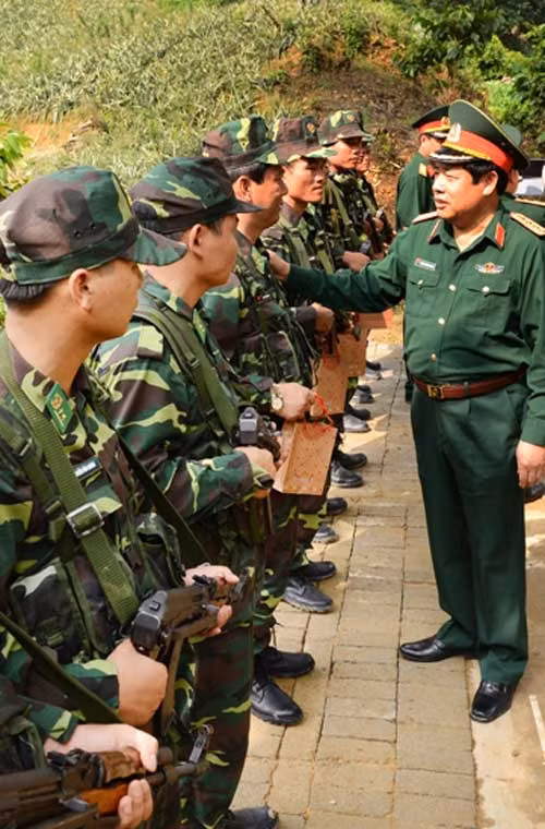 Sáng 16/5, lực lượng biên phòng Việt Nam - Trung Quốc đã thực hiện cuộc tuần tra song phương đầu tiên tai khu vực cột mốc biên giới 112. Đặc biệt hơn, cuộc tuần tra diễn ra dưới sự chứng kiến của hai Bộ trưởng Bộ Quốc phòng cùng đông đảo cán bộ, tướng lĩnh của hai nước. Ảnh: Đại tướng Phùng Quang Thanh, Bộ trưởng Bộ Quốc phòng động viên chiến sĩ biên phòng Việt Nam làm nhiệm vụ tuần tra. Ảnh: QĐND