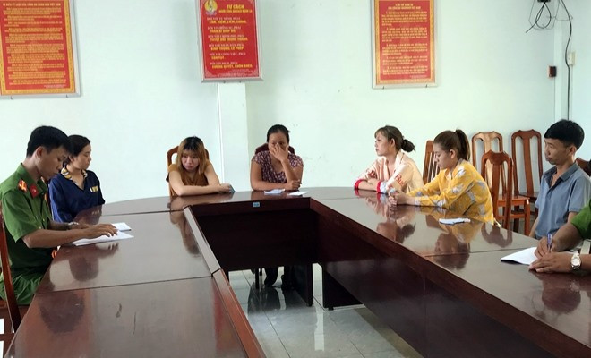 Nhóm người đi ôtô bắt giữ cô gái 24 tuổi Nhom nguoi di oto bat giu co gai 24 tuoi