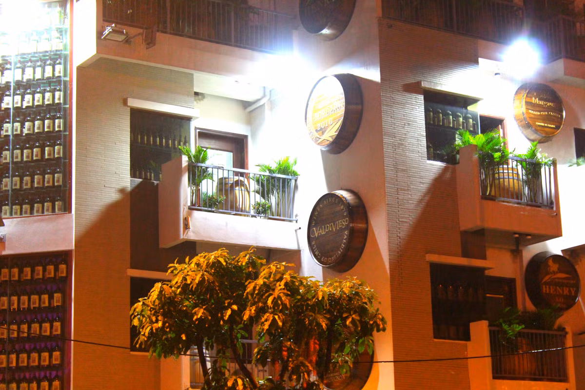 Hầu hết trên các bức tường mặt ngoài ngôi biệt thự đều được gắn đầu của thùng rượu vang viết tên các loại rượu hay các giải thưởng.