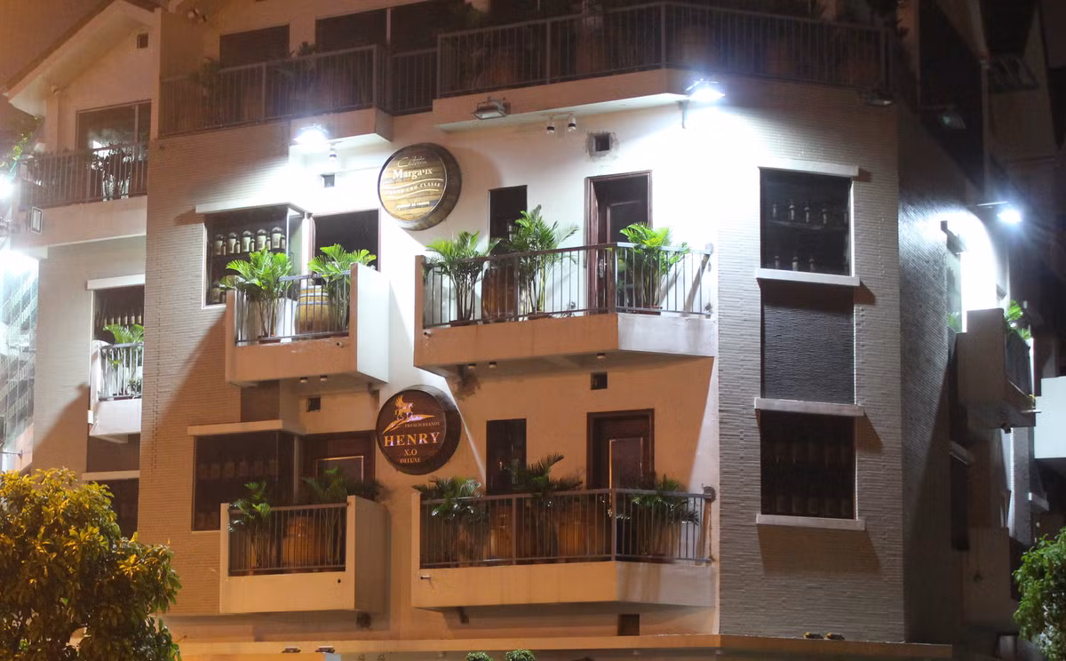 Điều đó khiến ngôi biệt thự vững chãi bên ngoài và xa hoa bên trong trở nên khác lạ, thú vị...