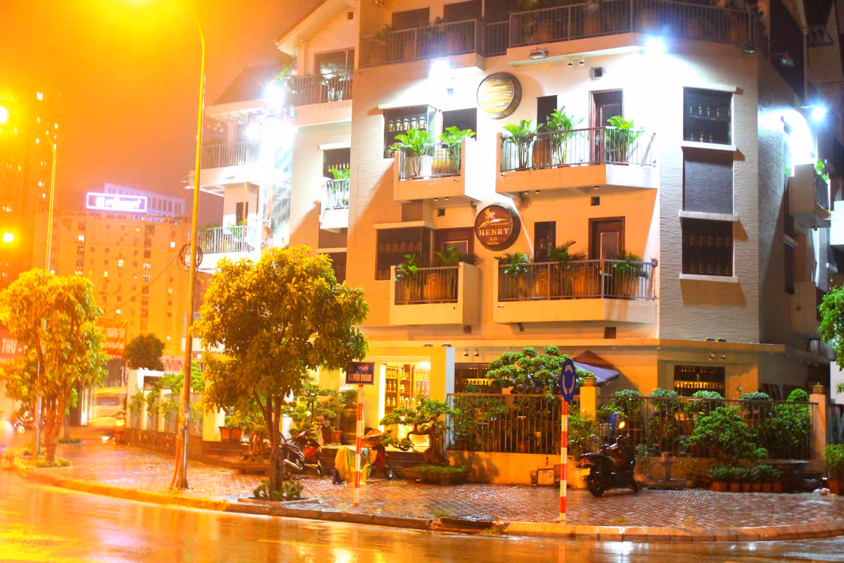 Biệt thự rượu vang nằm ngay trên mặt đường Nguyễn Chánh và Dương Đình Nghệ - vị trí vàng cuối cùng của mặt đường Nguyễn Chánh.