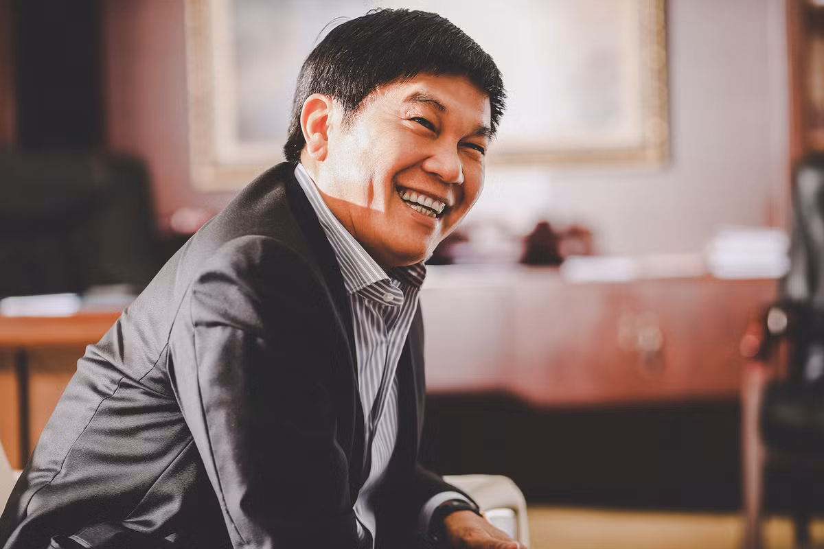 Được biết, năm 1986, ông tốt nghiệp cử nhân kinh tế của trường Đại học kinh tế quốc dân. Sau đó, từ năm 1992 đến năm 1996, ông là Chủ tịch Hội đồng thành viên kiêm Giám đốc Công ty TNHH thiết bị phụ tùng Hòa Phát. Ảnh: Internet.