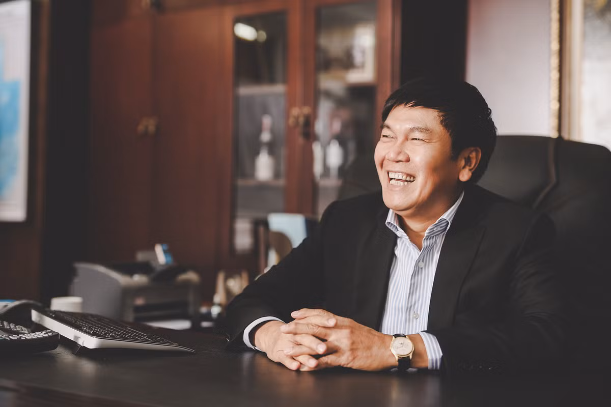 3. Trần Đình Long Vị đại gia "đắt giá" tiếp theo phải kể đến ông Trần Đình Long - Chủ tịch HĐQT Công ty Cổ phần Tập đoàn Hòa Phát. Trần Đình Long sinh ngày 20/2/1961, quê ở Hải Dương. Ông được biết đến là một doanh nhân thành công và giàu có nhất ngành thép tại Việt Nam. Ảnh: Internet.