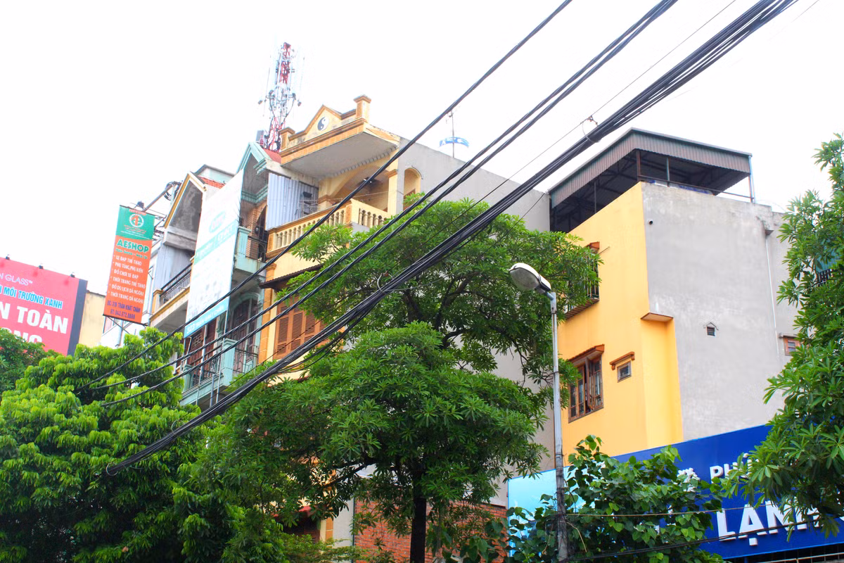 Có nhiều ngôi nhà méo mó, xộc xệch với góc nhọn tam giác, tứ giác, đủ kiểu hình thù đều được xây lên nhanh chóng.