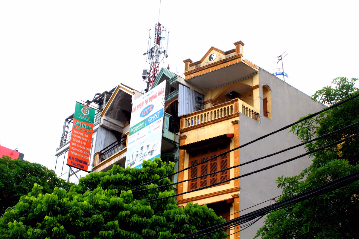 Cách đó không xa là 2 ngôi nhà cũng có hình dáng siêu méo.