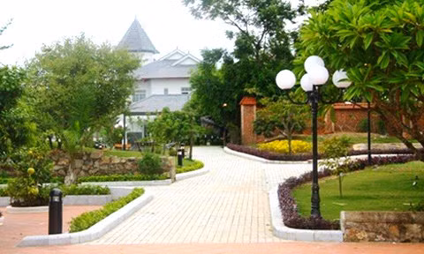 Khu biệt thự được xây dựng theo kiểu kiến trúc châu Âu với ngoại thất màu trắng mang đến sự trang nhã hiếm thấy. Ảnh: VTV6.