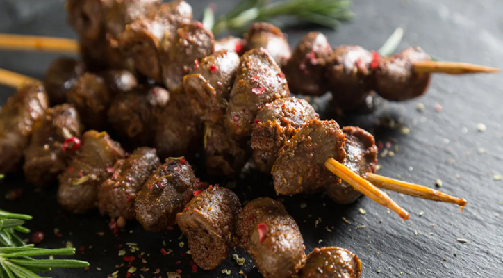 Lợi ích sức khỏe của tim gà: Nguồn protein tuyệt vời: Tim gà là một nguồn protein tuyệt vời. Protein mang lại nhiều lợi ích sức khỏe, góp phần tăng cơ, tăng cường hệ miễn dịch và tăng trưởng. Ảnh: Healthline.