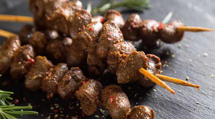 Lợi ích sức khỏe của tim gà: Nguồn protein tuyệt vời: Tim gà là một nguồn protein tuyệt vời. Protein mang lại nhiều lợi ích sức khỏe, góp phần tăng cơ, tăng cường hệ miễn dịch và tăng trưởng. Ảnh: Healthline.