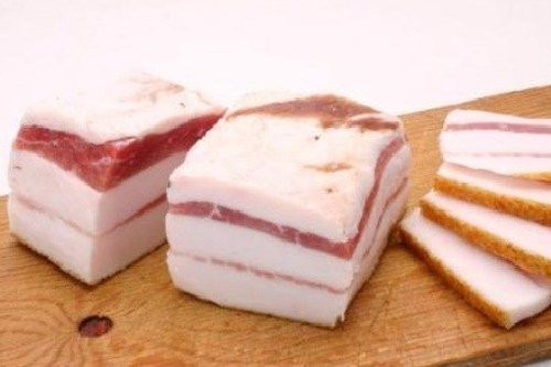 Mỡ: Tiêu thụ thịt mỡ thường xuyên sẽ khiến cơ thể hấp thụ một lượng lớn chất béo. Gan sẽ phải chuyển hóa, phân hủy lượng chất béo này. Ăn càng nhiều, gan càng phải làm việc vất vả. Nếu những chất béo này không được phân hủy kịp thởi, chúng sẽ tích tụ quanh gan, gây ra tình trạng gan nhiễm mỡ, viêm gan hoặc xơ gan.