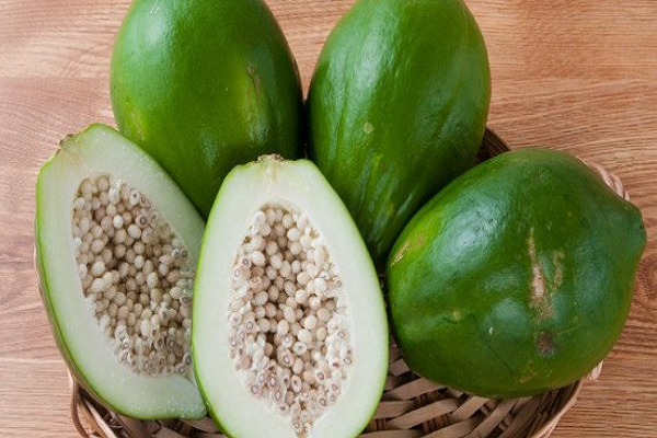 3. Giảm nguy cơ mắc các bệnh về tim: Các chất cardenol và saponin trong quả đu đủ xanh có thể giúp điều trị chứng suy tim sung huyết bằng cách tăng cường sức co bóp của cơ tim. Ảnh: Organicfacts.net.