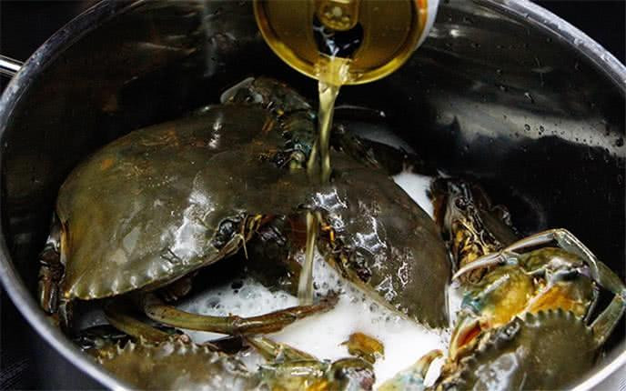 Khử mùi tanh hải sản: Để các món hải sản không bị tanh, người ta thường dùng bia để hấp những món như cua, ghẹ, tôm, mực..., không chỉ khử mùi tanh hiệu quả, cách này còn góp phần tăng thêm hương vị cho món ăn.