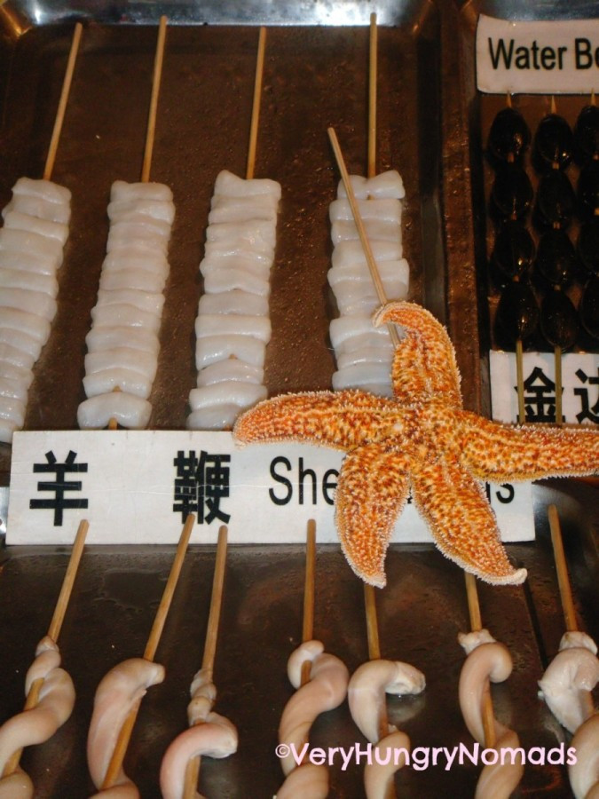 3. Dương vật cừu: Đây là món ăn kỳ lạ giúp quý ông tăng cường ham muốn vô cùng hiệu quả. Người dân địa phương vô cùng thích thú với món ăn đặc biệt này. Họ cũng tin rằng, món ăn này rất tốt cho sức khỏe tổng thể chứ không riêng gì chuyện “giường chiếu”.