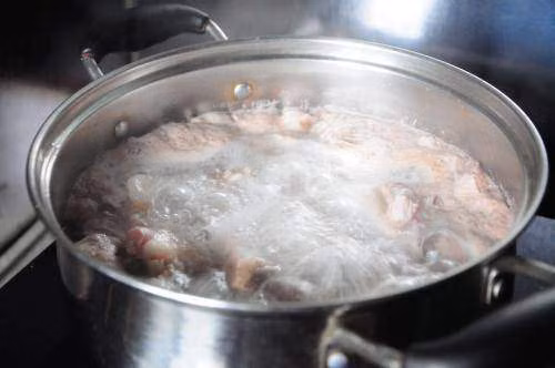 Việc hầm xương trong nhiệt lớn với một khoảng thời gian dài sẽ khiến phần xương và thịt bị bã, khô cứng khi ăn. Thêm vào đó, nước dùng dễ bị vẩn đục, làm giảm đáng kể hương vị thơm ngon. Bởi vậy, các chị em nên lưu ý, khi bắt đầu hầm thì chỉnh lửa lớn. Tới khi nước sôi thì giảm lửa nhỏ liu riu, để nước sôi nhẹ để xương từ từ tiết ra chất ngọt. Ngoài ra, không đậy nắp nồi trong quá trình nấu để giữ nước dùng trong hơn.