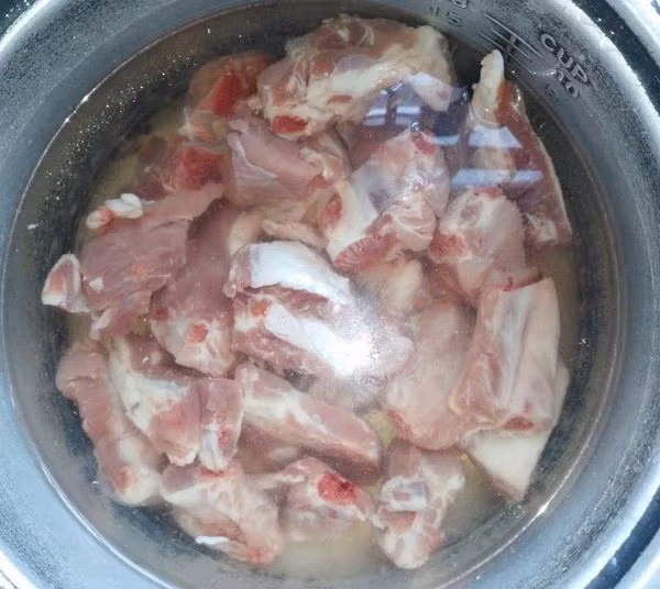 Chị em cũng có thể cho thêm gừng, hành tím nướng vào nồi ninh, như vậy sẽ giúp khử bớt mùi tanh của xương, tạo vị thơm đậm đà.