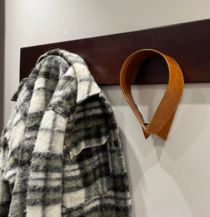 Móc treo quần áo có thiết kế như hình cổ áo tại một shop áo sơ mi ở London (Anh).