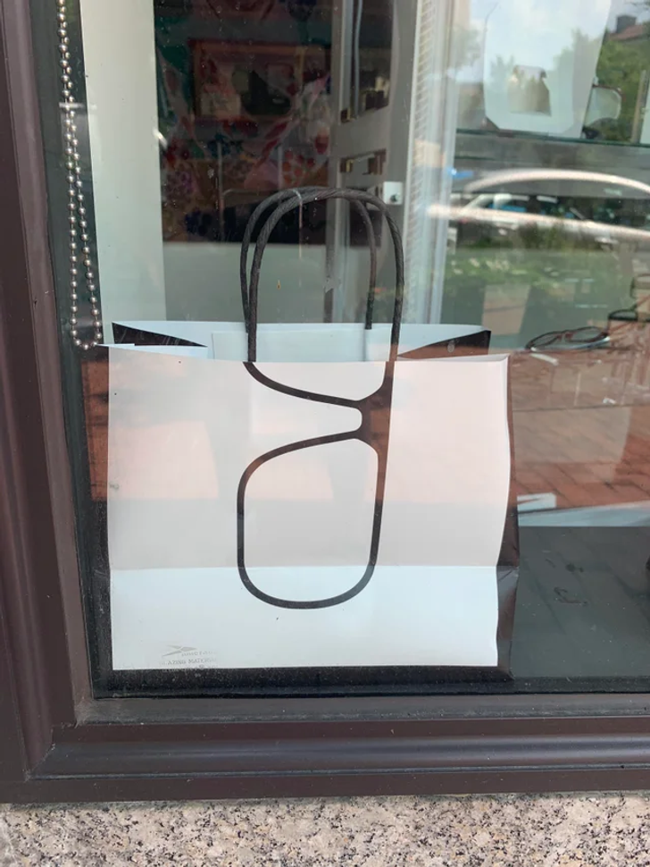 Túi xách tại văn phòng của chuyên viên đo thị lực ở thủ đô Washington, Mỹ.