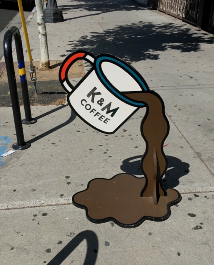 Biển hiệu kiểu hoạt hình cho quán cà phê.