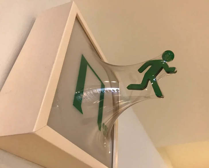 "Đây là biển báo lối thoát hiểm", người đăng bức ảnh viết.