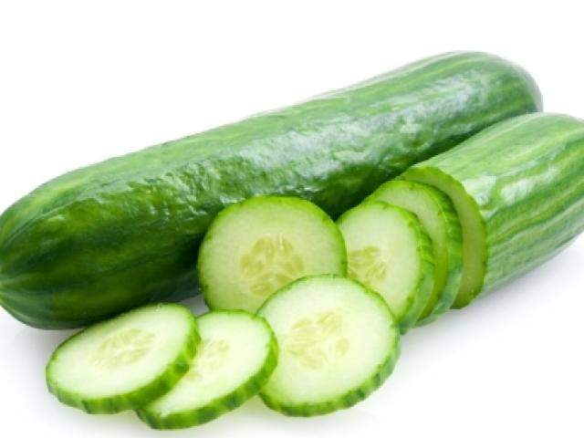 Theo một thương lái chuyên buôn rau củ, dưa chuột là loại cây sử dụng nhiều thuốc trừ sâu và thuốc kích thích nhất. Khi cây mới đậu quả thì cứ 2 đến 3 ngày lại phải phun thuốc một lần. Khi quả gần cho thu hoạch thì mật độ phun thuốc ngày càng cao. Nước thì một tuần có thể tưới một lần, nhưng thuốc trừ sâu thì ngày nào cũng phải phun. Có khi dưa mới phun hôm trước, hôm sau đã cắt đem đi bán.