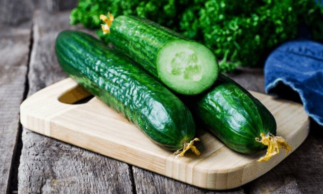  Dưa chuột có vị ngọt mát, dễ ăn, lại tốt cho sức khỏe. Dưa chuột chứa rất nhiều vitamin C - một loại vi chất giúp cho làn da bạn tươi sáng và khỏe khoắn. Ăn dưa chuột có tác dụng giúp làm giảm triệu chứng ợ nóng và giải nhiệt. Bôi đắp dưa chuột bên ngoài giúp da khỏi bị cháy nắng.