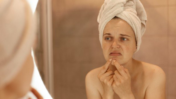 Nha đam tẩy tế bào chết cho da: Bạn cần một cốc nha đam và một chút baking soda (có thể dùng đường thay thế baking soda). Trộn hỗn hợp này lại rồi đắp lên mặt, cổ, hoặc toàn thân. Massage nhẹ nhàng trong vài phút rồi rửa sạch lại bằng nước ấm.