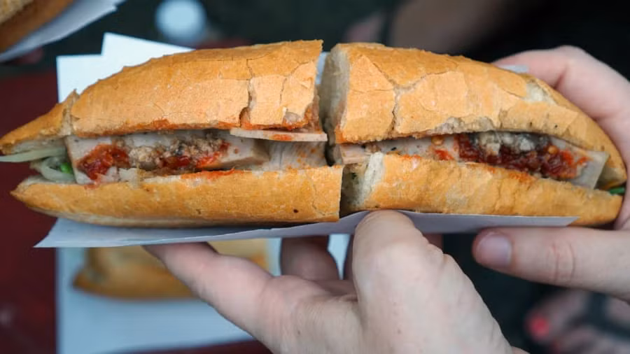 Tạp chí National Geographic từng ca ngợi bánh Mì Việt Nam là một trong 11 món ăn đường phố ngon nhất…Đặc biệt, vào năm 2018, bánh mì Hội An được CNN công nhận là “Vua của các món sandwich trên thế giới”. Ảnh: CNN.