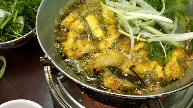 Chả cá Lã Vọng cũng đã được lên sóng CNN. Chả Cá Lã Vọng nổi tiếng đến mức nó được sử dụng để đặt tên cho một đường phố ở Hà Nội, trở thành điểm thu hút du khách. Chả cá được các đầu bếp phục vụ trong một chiếc nồi nhỏ đặt trên bếp gas du lịch và được ăn kèm với lạc và bún. Khi cá được rán trên bếp, thực khách có thể cho thêm hành, gừng, thì là, rau húng. Ảnh: CNN.