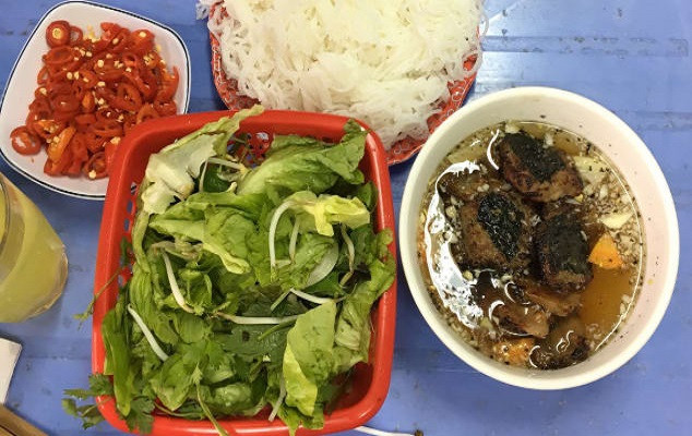 Bên cạnh phở bò, nhiều món ăn khác của Việt Nam cũng đã góp phần nâng tầm ẩm thực Việt trên thế giới. Trong đó, bún chả Việt Nam từng nhiều lần lọt top những món ăn ngon nhất mùa hè cùng với những món ăn hấp dẫn của các quốc gia khác do CNN bình chọn. Ảnh: CNN.