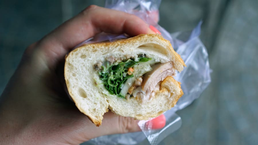 Ngoài bún chả và phở, bánh mì Việt nhiều lần được công nhận bởi các chuyên gia ẩm thực và truyền thông quốc tế. Bánh mì Việt Nam là món ăn có trong từ điển Oxford. Báo The Guardian của Anh xếp bánh mì Việt Nam ở vị trí thứ hai trong danh sách "10 món ăn đường phố ngon và hấp dẫn nhất thế giới". Ảnh: CNN.